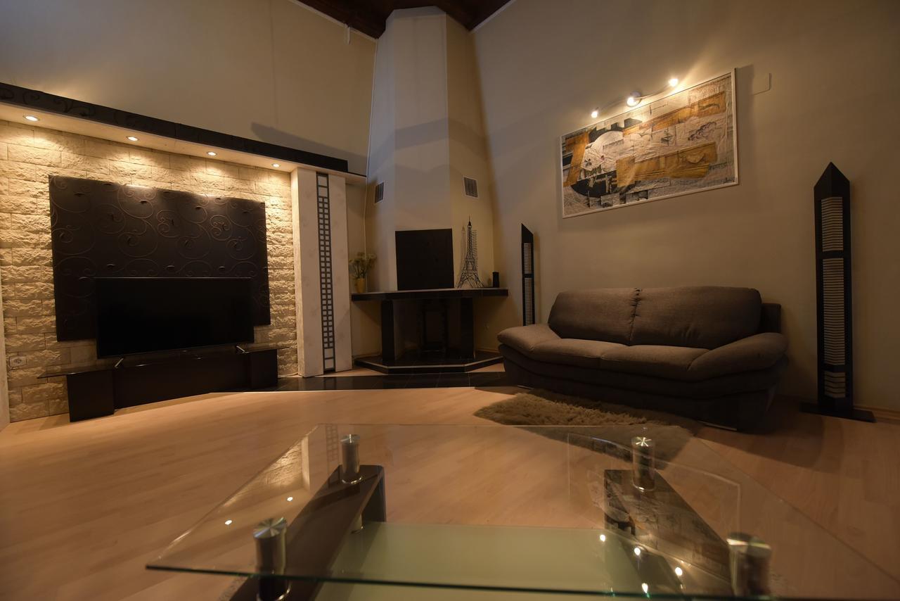 H & V Residence - Split Level Apartment Αράντ Εξωτερικό φωτογραφία